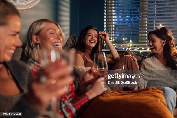 rire ensemble sur le canapé - rester à la maison expression photos et images de collection