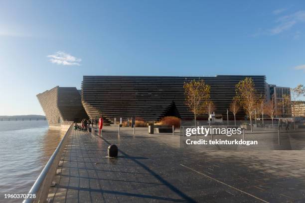 moderno edificio v & a sulla costa di dundee scozia inghilterra regno unito - victoria and albert museum foto e immagini stock