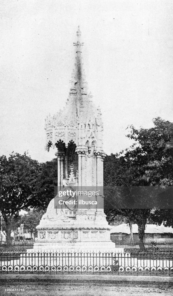 People and landmarks of India in 1895: Queen's statue, Bombay