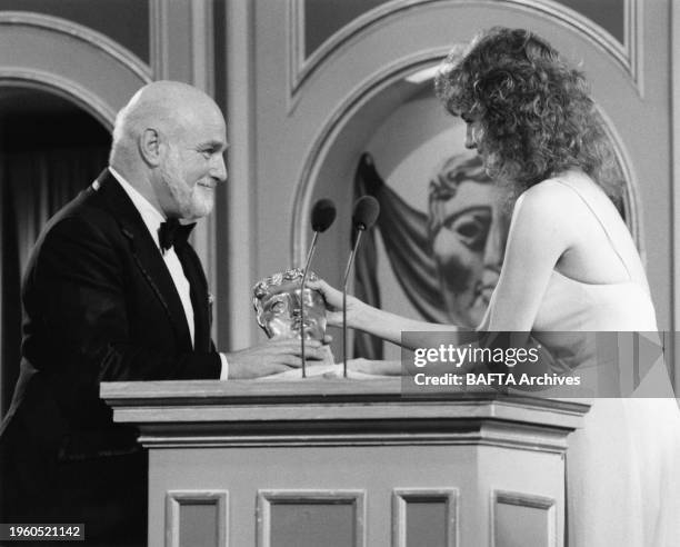 John Schelesinger, accepting the Director award on behalf of Akira Kurosawa for Kagemusha, with presenter Jacqueline Bisset