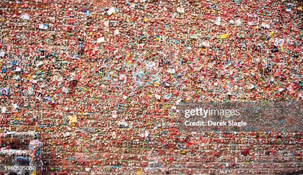 detail - seattle gum wall - klebrig stock-fotos und bilder