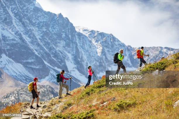 kleine gruppe von menschen beim trekking in den bergen - fünf personen stock-fotos und bilder