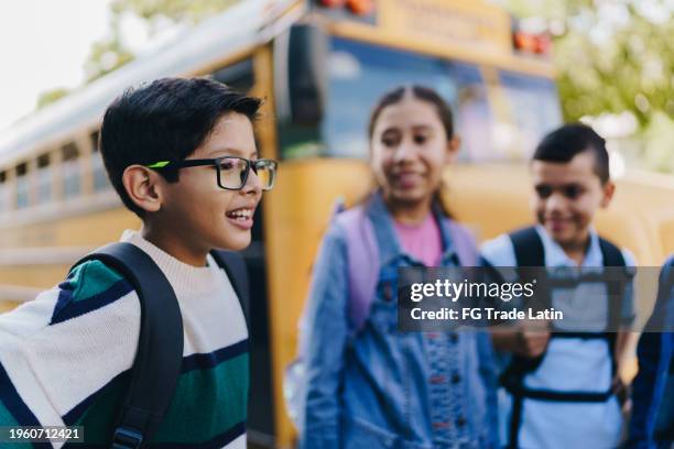 studentischer junge spricht mit freunden im freien - schüler der junior high school stock-fotos und bilder