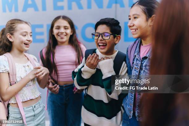 kinder, studenten, freunde, die sich im freien unterhalten - schüler der junior high school stock-fotos und bilder