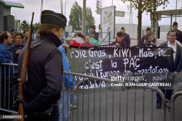 Monitors Landes farmers who came to demonstrate against European imports of foie gras, kiwi and corn, on September 16, 1993 at the Rungis market, in...