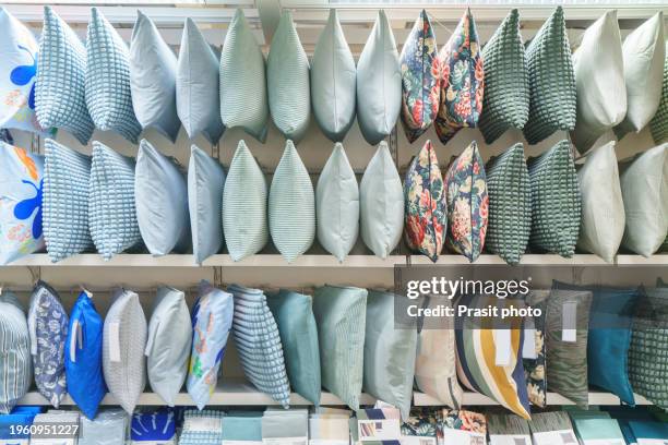interior design elegance in home decor store - almofada roupa de cama imagens e fotografias de stock