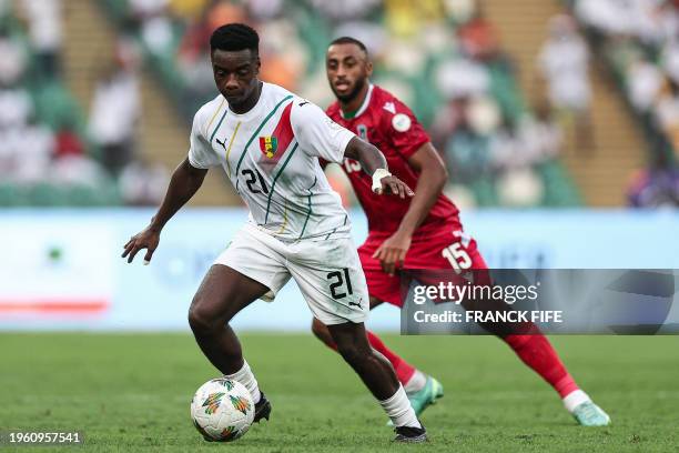 Guinea's defender Sekou Sylla fights for the ball with Equatorial Guinea's defender Carlos Akapo during the Africa Cup of Nations 2024 round of 16...