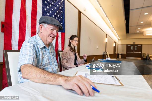 americans checking in to vote at the election - primary election stock pictures, royalty-free photos & images