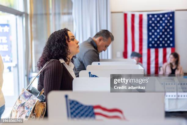 americans voting in an election - presidentsverkiezing stockfoto's en -beelden