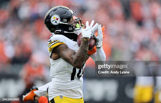 Diontae Johnson of the Pittsburgh Steelers catches a pass during the game against the Cincinnati Bengals at Paycor Stadium on November 26, 2023 in...