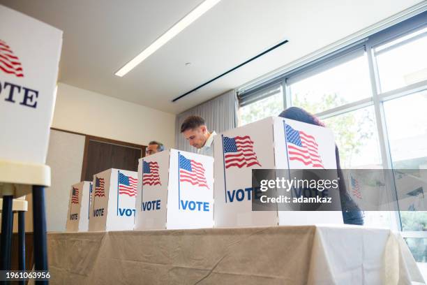 amerikaner, die an einer wahl teilnehmen - wahlkabine stock-fotos und bilder