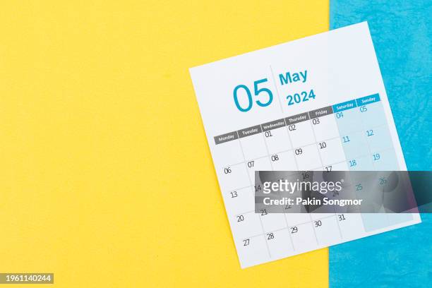 desk calendar 2024: may calendar is used to plan daily work and life with two-tone background. - may month stock pictures, royalty-free photos & images