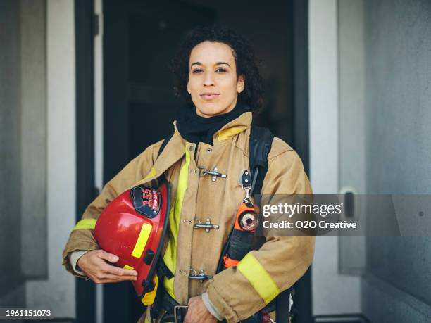 weibliche feuerwehrmann - feuerwehrhelm stock-fotos und bilder
