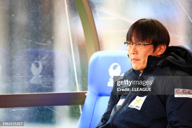 Head coach Fumitake Miura of Albirex Niigata is seen prior to the J.League J1 match between Albirex Niigata and Gamba Osaka at Denka Big Swan Stadium...