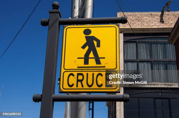 spanish-language pedestrian crossing sign [cruce] - cruce stock pictures, royalty-free photos & images