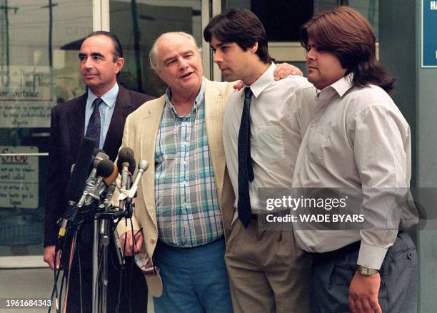 This file picture taken 14 August 1990 in Los Angeles shows attorney Robert Shapiro, actor Marlon Brando, his sons Christian and Mikko, during a...