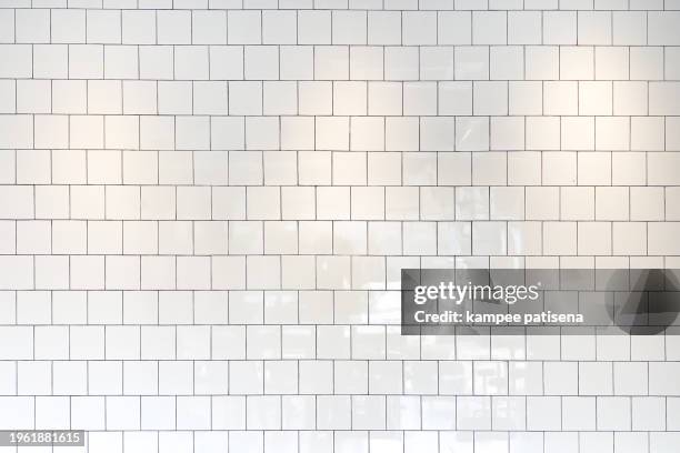 full frame background of white tiled mosaic wall - baldosa fotografías e imágenes de stock