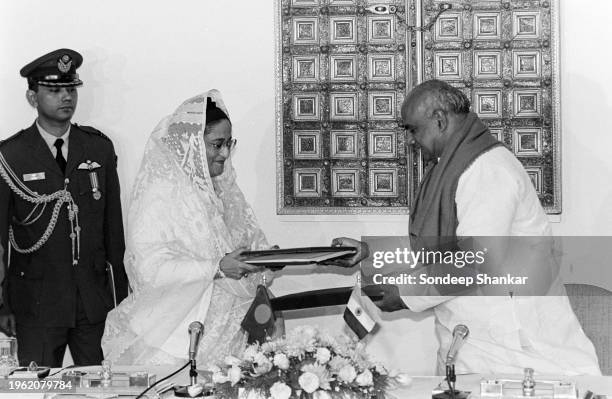 Prime Minister of India H.D. Deve Gowda with Bangladesh Prime Minister Sheikh Hasina sign an agreement for sharing river Ganga water treaty in New...