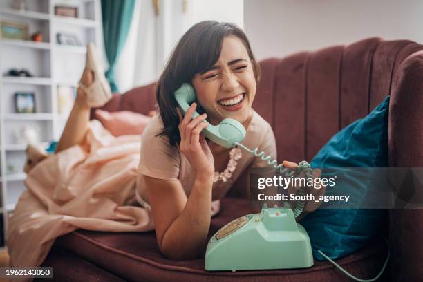 mujer hablando en el teléfono de la vendimia - teléfono con cable fotografías e imágenes de stock