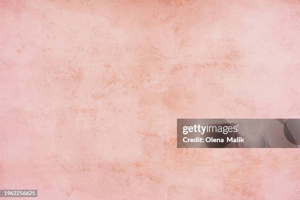 close-up of plastered concrete wall painted in light pink. copy space - gesso para construção imagens e fotografias de stock