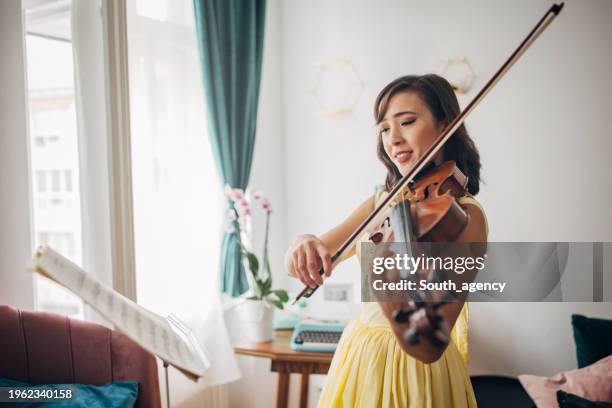 woman playing violin - beautiful woman violinist stock pictures, royalty-free photos & images