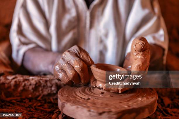 moroccan potter working in his workshop - artesão imagens e fotografias de stock
