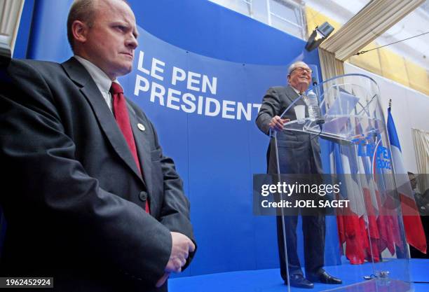 Le Président du Front national, Jean-Marie Le Pen , répond aux questions des journalistes, le 26 avril 2002 au siège du FN à Saint-Cloud. Jean-Marie...