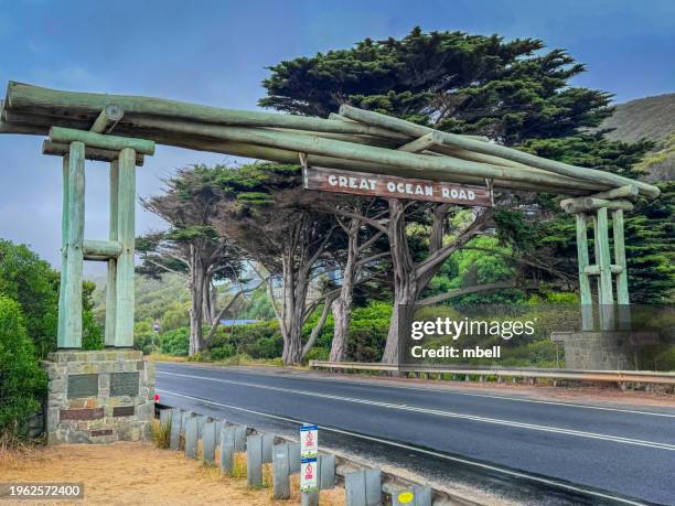 great ocean road eastern memorial arch - lorne vic australia - driveway gate stock pictures, royalty-free photos & images