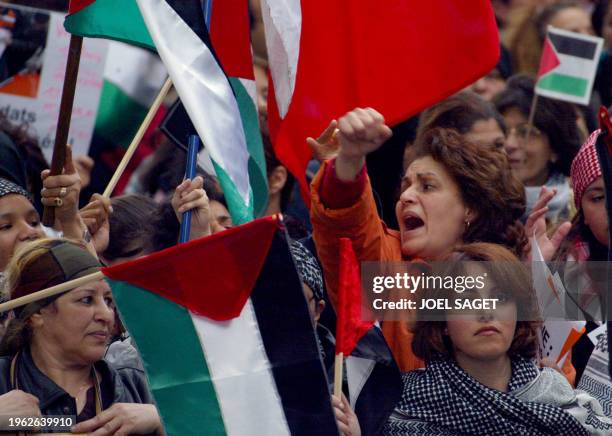 Des femmes défilent, le 28 avril 2002 à Paris, lors de la manifestation de "soutien à la résistance du peuple palestinien contre l'occupation"...