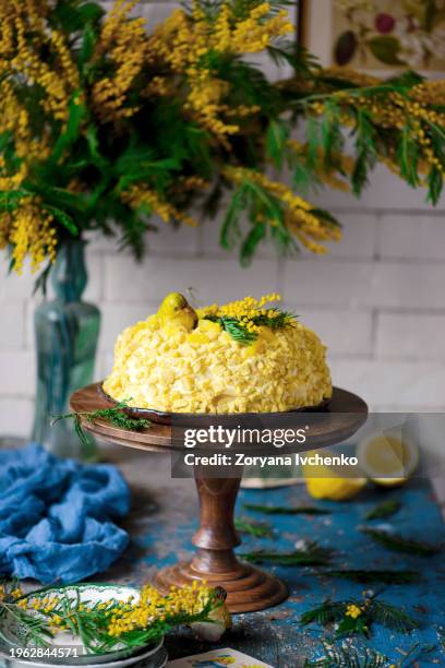 italian mimosa cake for international women's day on march 8 - mimosa foto e immagini stock