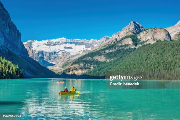 lake louise people canoeing canadian rockies canada - canadese rocky mountains stockfoto's en -beelden