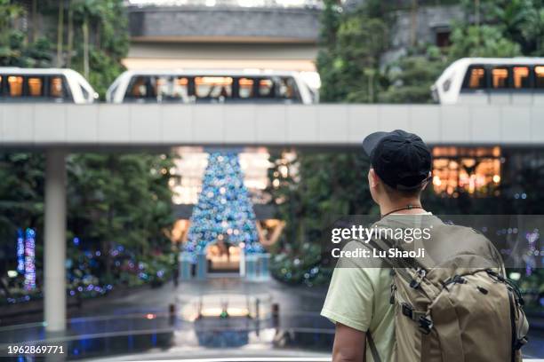 tourists in large shopping malls. - changi airport stock pictures, royalty-free photos & images