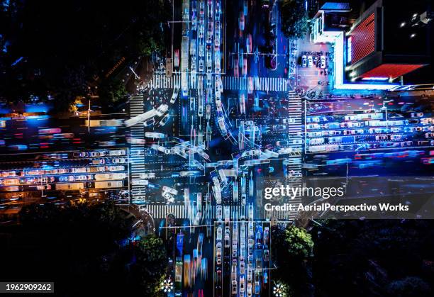 vue de point de vue de drone de city street crossing la nuit - vue subjective de drone photos et images de collection