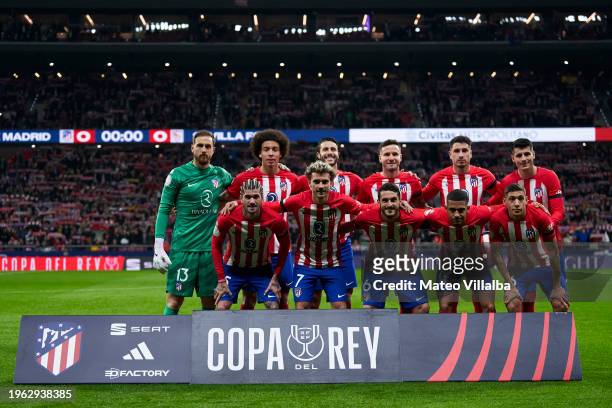 Players of Atletico Madrid line up for a team photo prior to the Copa del Rey quarter final match between Atletico de Madrid and Sevilla FC at...