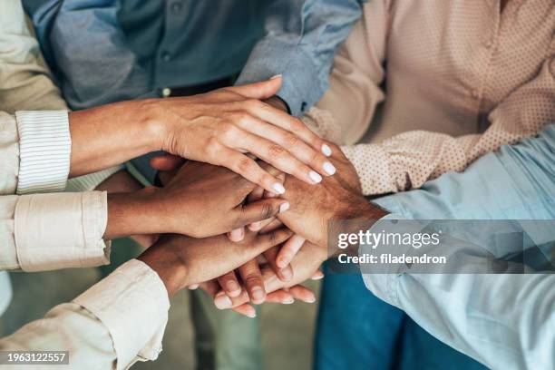 trabajo en equipo - unión fotografías e imágenes de stock