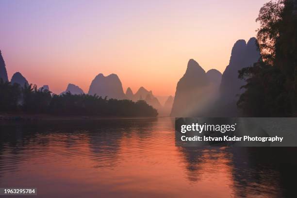 morning fishing on the li river, yangshuo, guilin, guangxi, china - lijiang stock pictures, royalty-free photos & images
