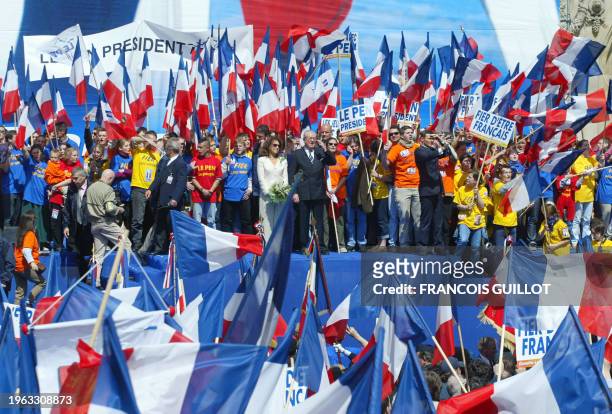 Le président du Front national, candidat à l'élection présidentielle, Jean-Marie Le Pen , au côté de son épouse Jany, chante la Marseillaise, le 1er...