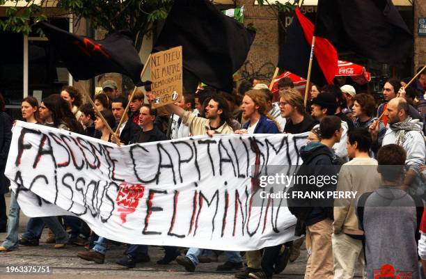 Un groupe de membres de la fédération anarchiste défile, le 1er Mai 2002 dans les rues de Nantes, lors de la manifestation de plusieurs dizaines de...