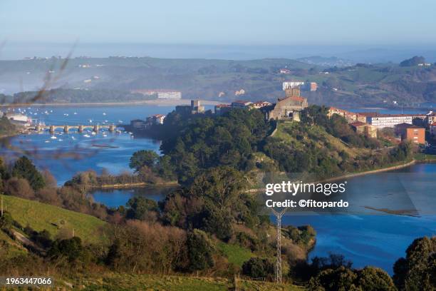 wide shot of the king castle and the saint mary of the angels parish and town - san vicente de la barquera stock pictures, royalty-free photos & images