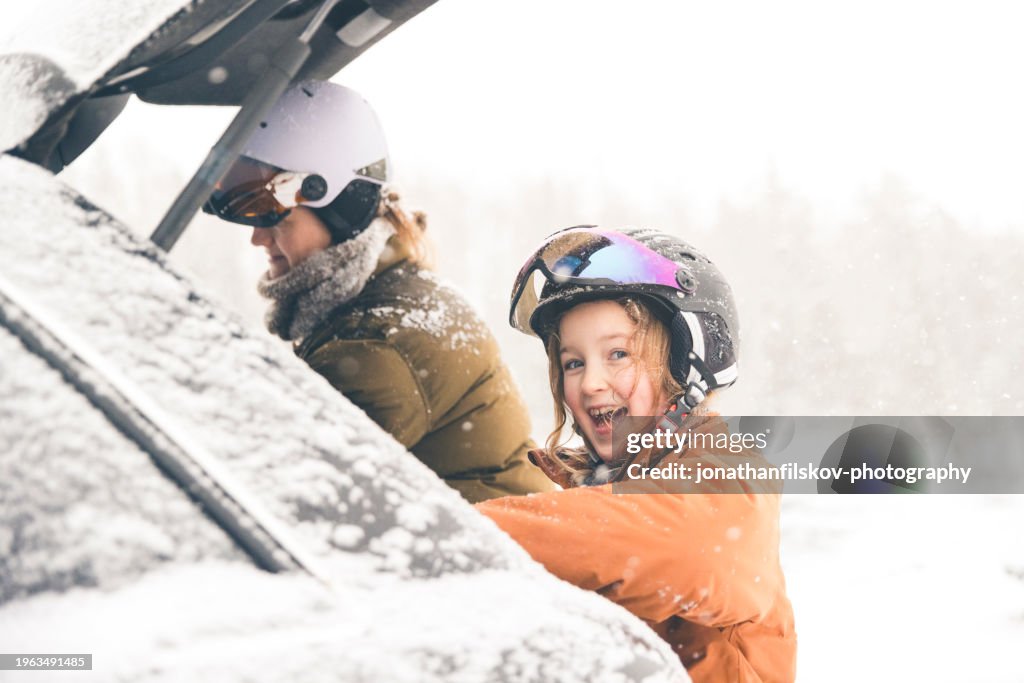Mère et fille déballant la voiture pour le ski