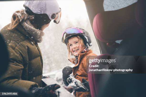 madre e hija desempacando el auto para esquiar - vacaciones en la nieve fotografías e imágenes de stock