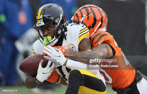 Diontae Johnson of the Pittsburgh Steelers catches a touchdown pass the Cincinnati Bengals at Paycor Stadium on November 26, 2023 in Cincinnati, Ohio.