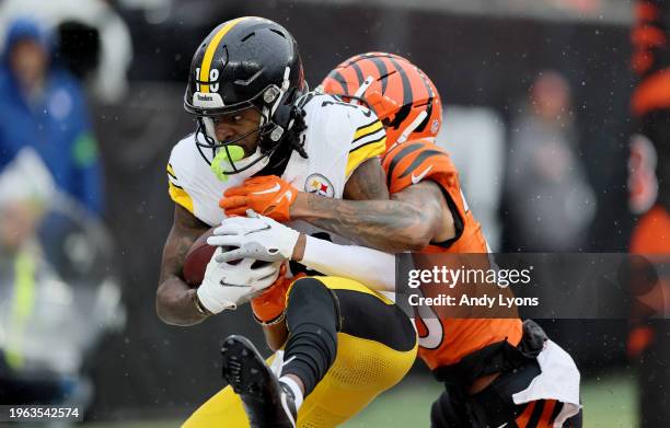 Diontae Johnson of the Pittsburgh Steelers catches a touchdown pass the Cincinnati Bengals at Paycor Stadium on November 26, 2023 in Cincinnati, Ohio.