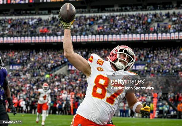 Kansas City Chiefs tight end Travis Kelce reacts after catching a touchdown pass in the first quarter during the Kansas City Chiefs game versus the...