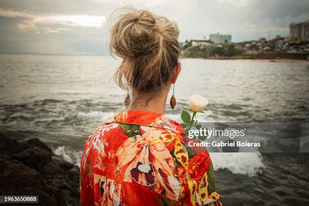 woman, white rose, sea - iemanja imagens e fotografias de stock