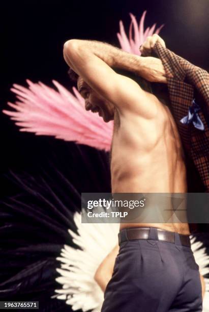 American actor Burt Reynolds puts his jacket on during an unidentified show in New York, New York, circa 1975.