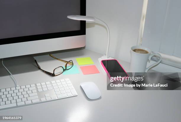 colorful sticky notes on office desk - boca raton florida stock pictures, royalty-free photos & images