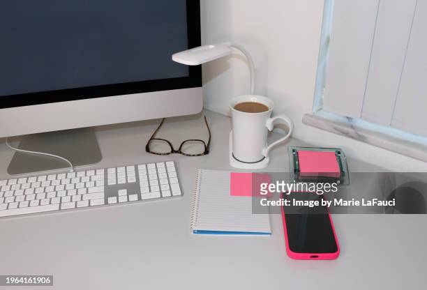 pink sticky notes on modern office desk - boca raton florida stock pictures, royalty-free photos & images