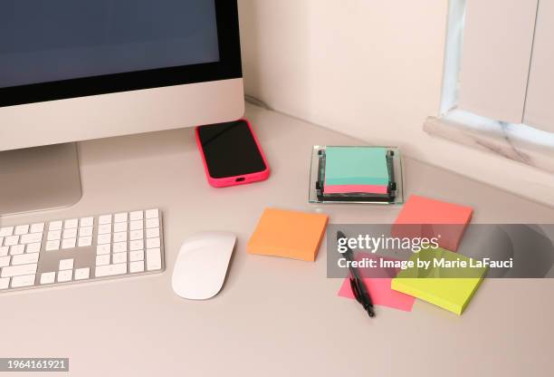 colorful sticky notes on modern office desk - boca raton florida stock pictures, royalty-free photos & images