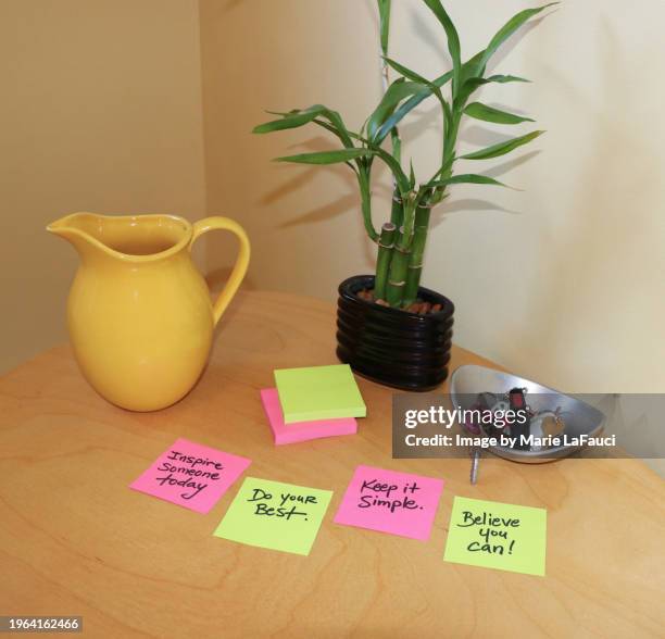 wooden table with house keys and adhesive notes - boca raton florida stock pictures, royalty-free photos & images